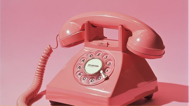 Image d'un téléphone sur fond rose